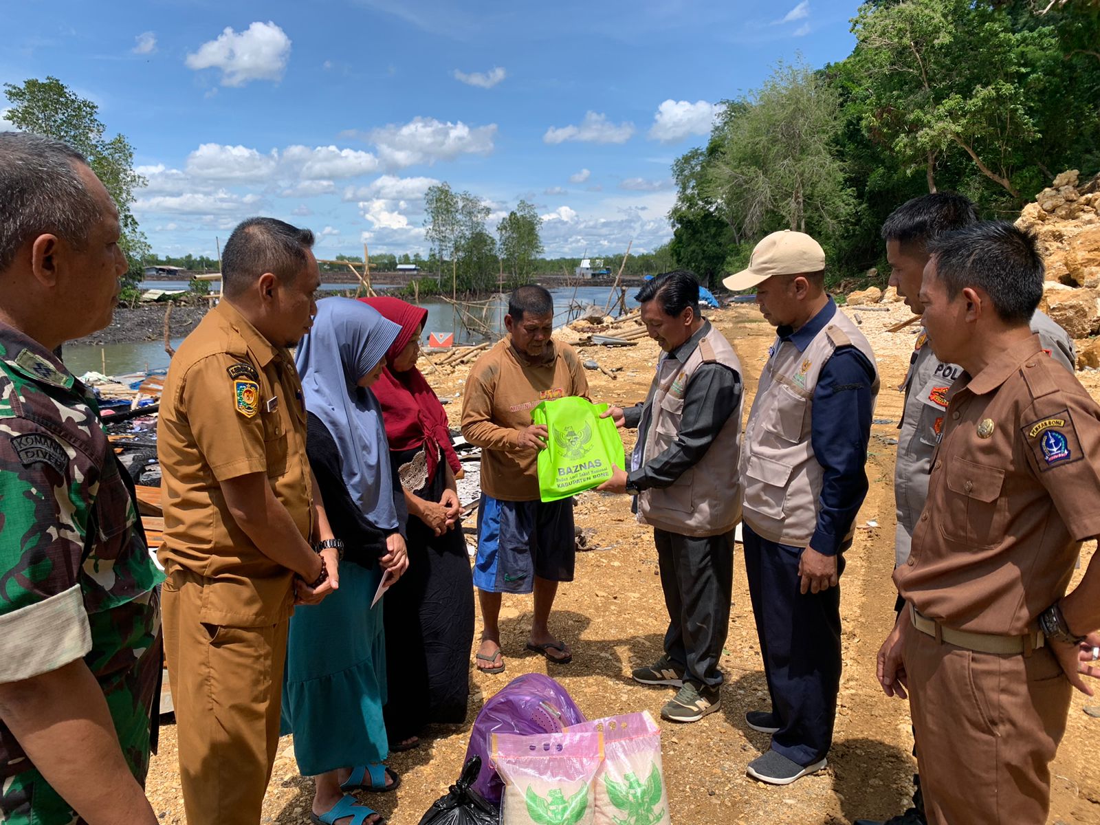 Baznas Bone Berikan Bantuan Kemanusiaan Kepada Korban Kebakaran