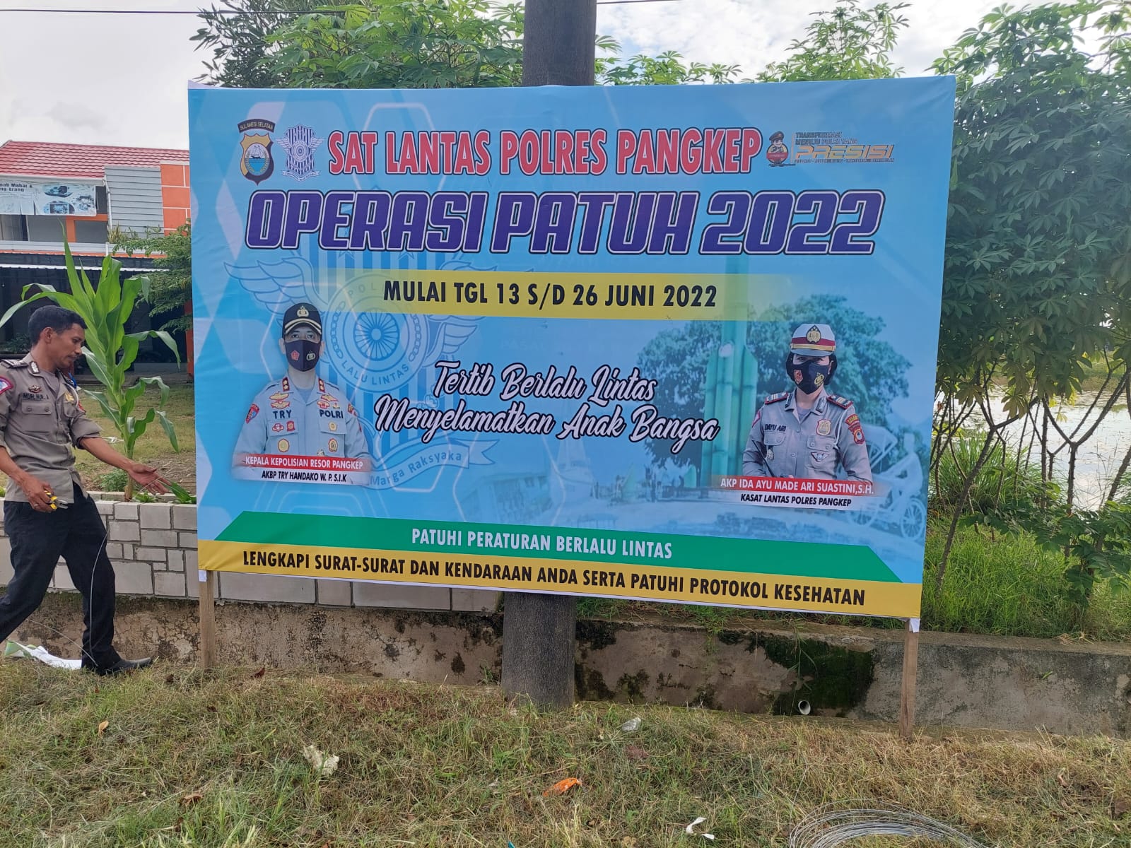 Sat Lantas Polres Pangkep Pasang Spanduk Di Sejumlah Titik | KATADIA.CO