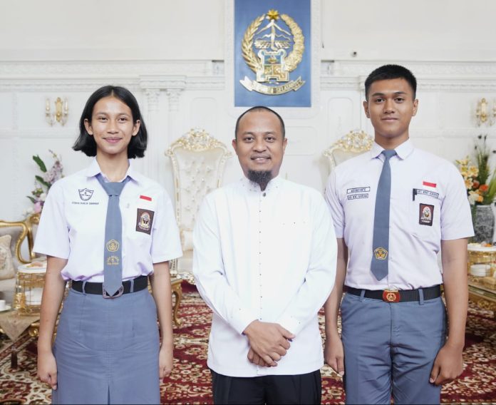 Gubernur Sulawesi Selatan, Andi Sudirman Sulaiman, Menerima Dua Pelajar
