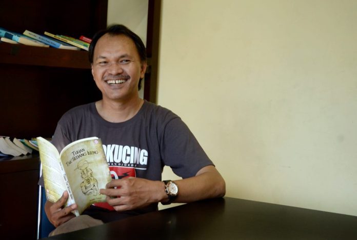 Rusdin Tompo (Koordinator Perkumpulan Penulis Indonesia Satupena Provinsi Sulawesi Selatan)