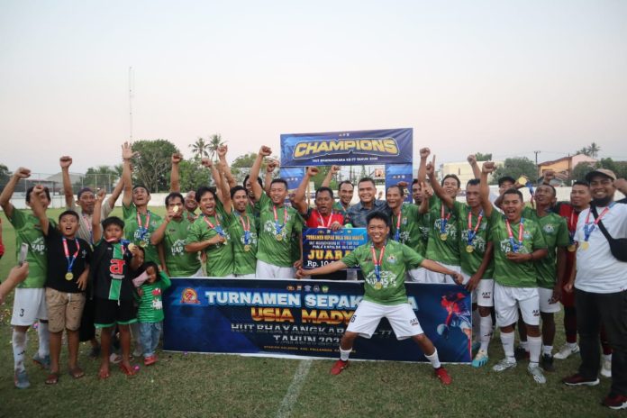 Kapolres Gowa Meriahkan Final Turnamen Sepak Bola Usia Madya