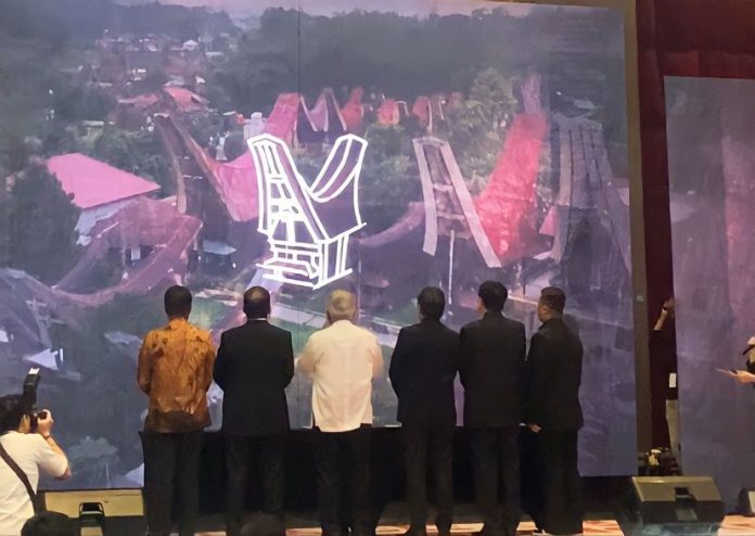 Menteri PUPR, dan Wali Kota Makassar Lakukan Sketsa Tongkonan