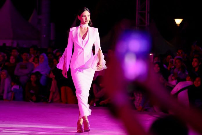 Panggung Fashion Show Festival F8 Makassar diisi Miss Universe Laos
