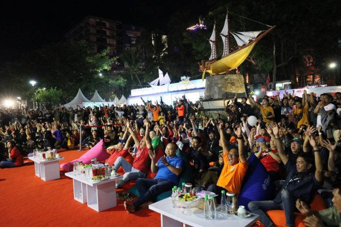 Wali Kota Danny Pomanto, Kapolrestabes Makassar dan Masyarakat Nobar Indonesia vs Vietnam di Festival F8