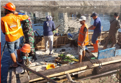 Sekretaris Camat Mamajang Terjun ke Lapangan dalam Kerja Bakti Bersihkan Kanal Jalan Tanjung Alang