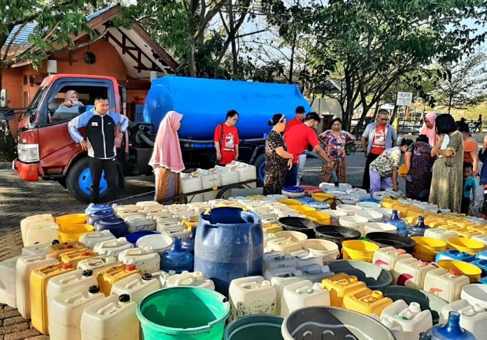 PSI Bantu Warga Kampung Nelayan RW.01 Kelurahan Untia Mengatasi Krisis Air Bersih