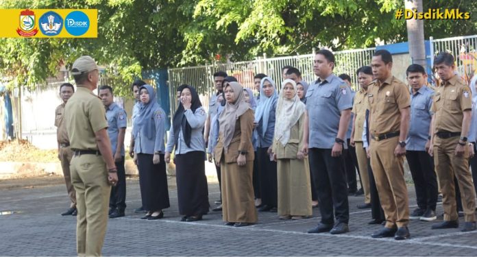 Sekdisdik H. Aminuddin. Memimpin Upacara Peringatan Hari Kesaktian Pancasila di Kantor Disdik Makassar
