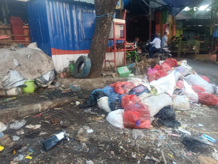 Tumpukan Sampah di Depan Pasar Baeng-Baeng Makassar
