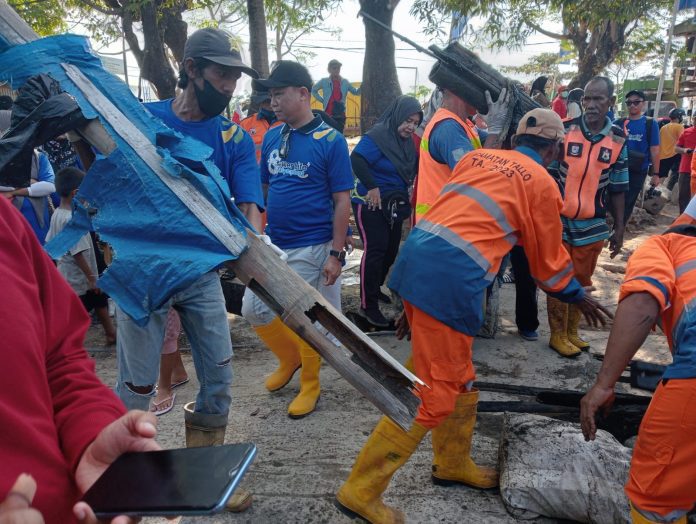 Pandawara Group,Bersihkan Sampah di Pemukiman Terapung Kampung Nelayan