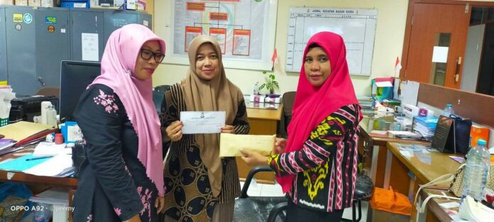 Siswa dan Guru SMP Negeri 40 Makassar Sumbangkan Bantuan untuk Warga Palestina, Diserahkan di Kantor Balaikota Bagian Kesra