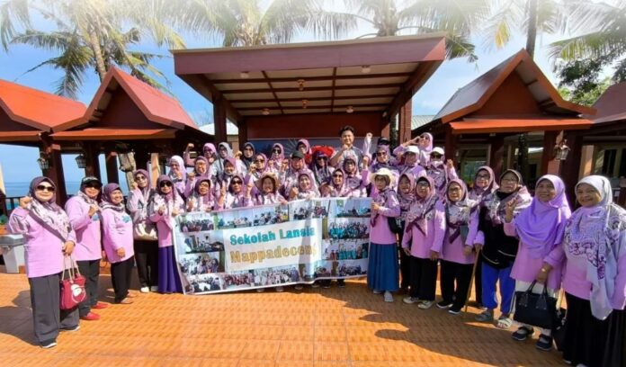 Sekolah Lansia Mappadeceng Wisuda Siswa dengan Sesi Rekreasi di Pantai Wisata Galesong