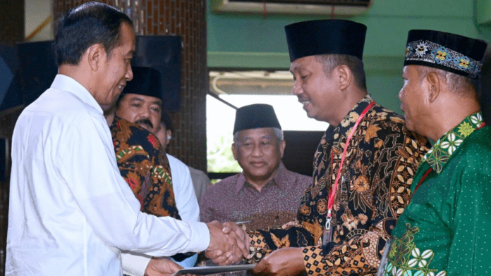 Presiden Joko Widodo Serahkan 1.000 Sertifikat Tanah Wakaf di Masjid Agung Sidoarjo