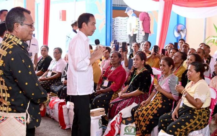 Presiden Jokowi Bagikan Bantuan Pangan di Kompleks Pergudangan Danga, NTT