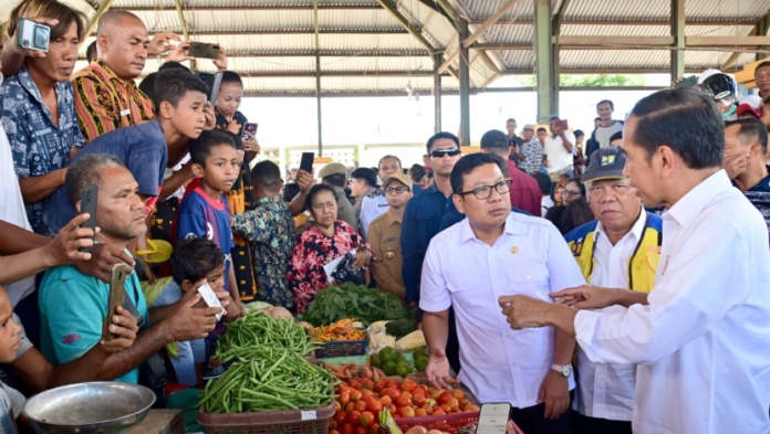 Presiden Jokowi Puji Harga Kebutuhan Pokok Stabil di Pasar Danga, NTT