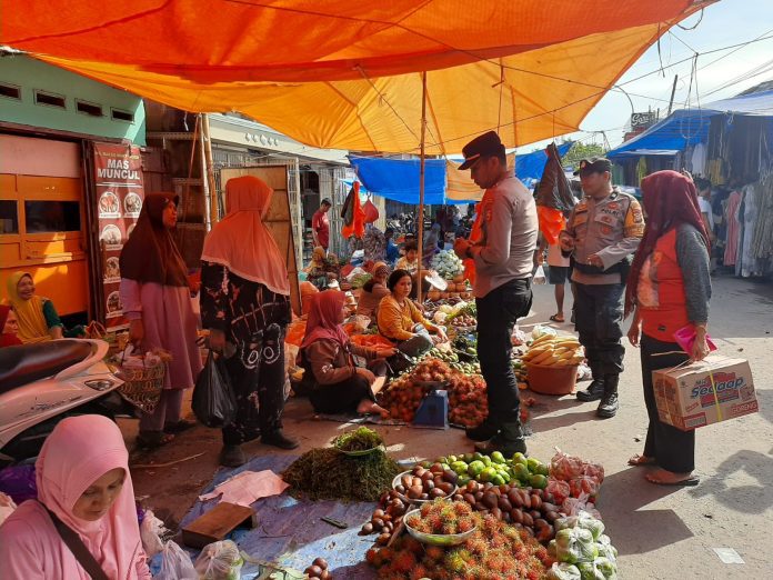 Kapolsek Pattalassang Turun Gunung, Berikan Rasa Aman dan Perhatian ke Pasar Rakyat
