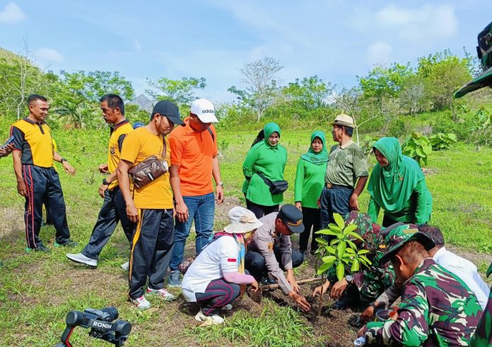Wakapolres Sidrap Bersama Instansi Terkait Gelar Apel dan Penanaman Pohon Serentak untuk Lingkungan Hijau