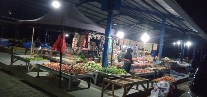 Pasar Rakyat Bontorea Gowa: Masih Minim Pembeli dan Pedagang Berjualan di Luar Area Pasar