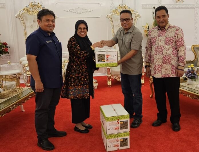 Penjabat Gubernur Sulawesi Selatan, Bahtiar Baharuddin, dalam mendukung program Presiden Joko Widodo yang mendorong masyarakat untuk menanam cabai, timun, dan sayuran secara mandiri di pekarangan rumah.