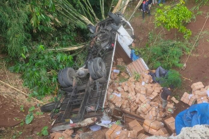 Kecelakaan Truk Pengangkut Logistik Pemilu 2024 di Jambu, Semarang,