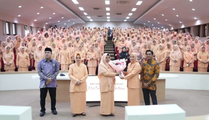Pj Ketua Dharma Wanita Persatuan Kota Makassar Fadliah Firman secara resmi menerima Surat Keputusan (SK) dalam Serah Terima Jabatan Penggantian Antar Waktu yang berlangsung di ruang Sipakatau pada Jumat (26/01/2024).