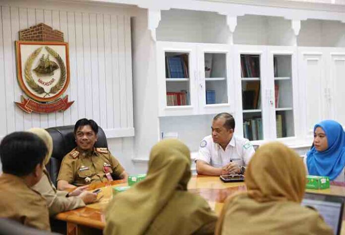 Firman Hamid Pagarra dan perwakilan BPJS Kesehatan membahas skrining kesehatan untuk petugas Pemilu di Kota Makassar.