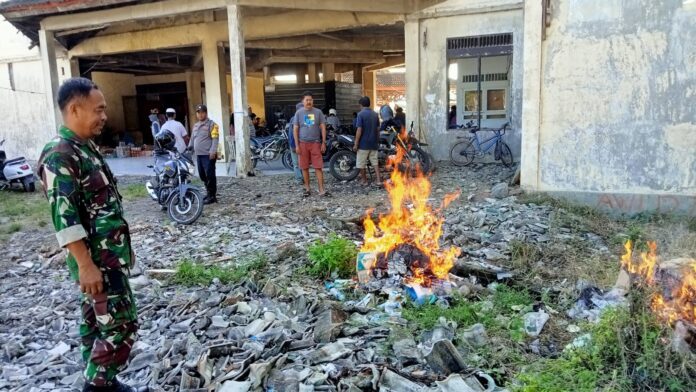 Personil Polsek Watang Pulu dan TNI bersama masyarakat melakukan Gerakan Bersih Presisi di Kelurahan Bangkai, Sidrap.