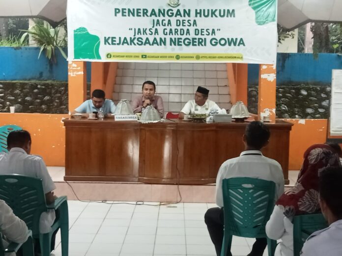 Kasi Intelijen Kejaksaan Negeri Gowa, Achmad Arafat, memberikan penerangan hukum di Aula Kantor Lurah Bontoparang, Kecamatan Parangloe.