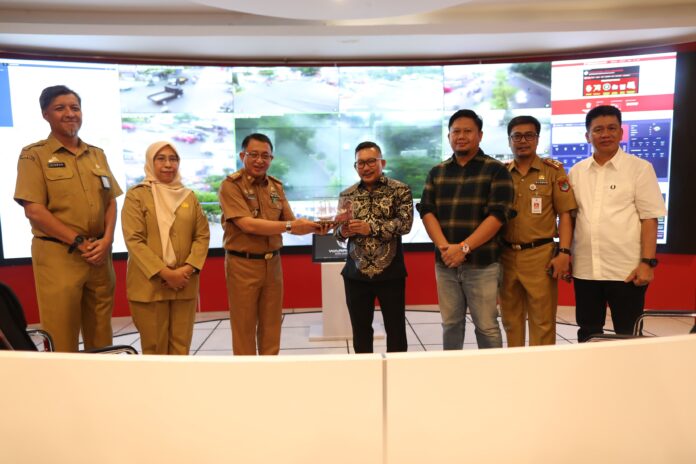 Bupati Kabupaten Banggai, Amirudin Tamoreka, bersama Asisten I Pemkot Makassar, Muhammad Yasir, di War Room Pemerintah Kota Makassar.