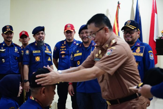 Peserta Diklat DamKarMat Kota Makassar mengikuti pelatihan teknik pemadaman kebakaran di Kantor DamKarMat Makassar