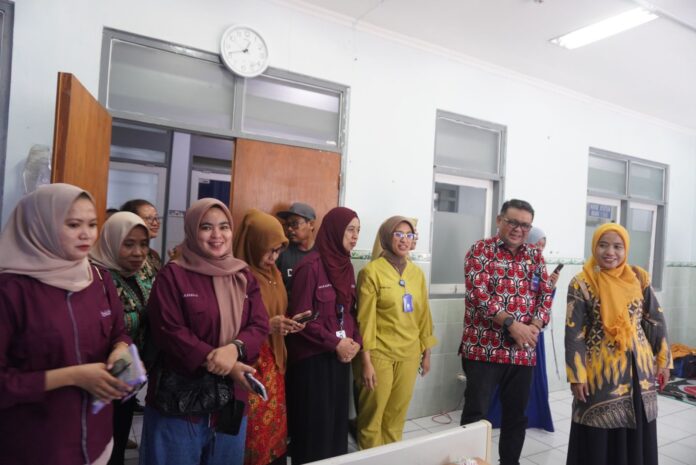 Plt Kepala DPPKB Kota Makassar Syahruddin S.Sos., M.Adm. Pem., berdialog dengan pasien di RS Jala Amari dalam kegiatan pelayanan Metode Operasi Wanita (MOW).