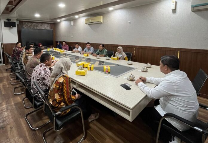 Jusman mewakili Kepala Dishub Kota Makassar dalam Rapat Monev Triwulan II di DPRD.