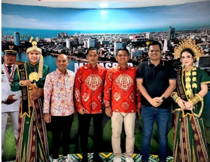 Kepala Bidang Angkutan Dr. Jusman, S.Kel., M.Si., dan Kepala Bidang Lalu Lintas Angkutan Jalan Darmawan, S.STP, dari Dinas Perhubungan Kota Makassar menghadiri ICE Business Forum di Balikpapan Sport Convention Center.