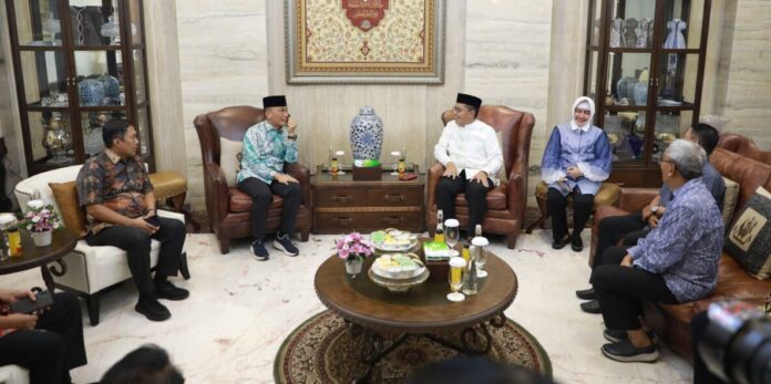 Pj Gubernur Sulsel Prof Zudan Arif Fakrulloh disambut oleh Wali Kota Makassar Moh Ramdhan Pomanto di kediaman pribadi di Amirullah.