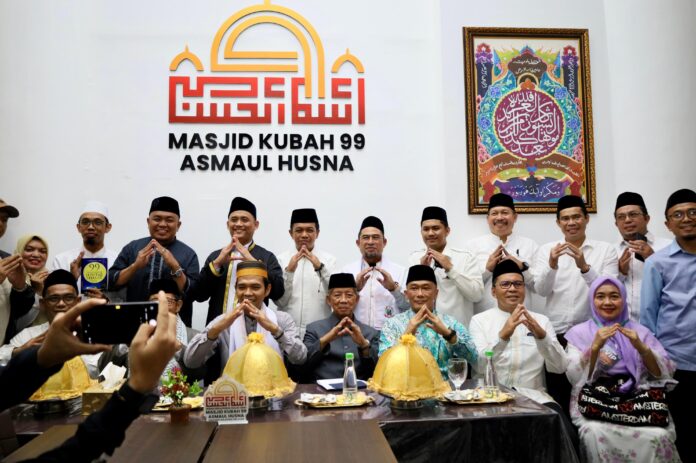 Wali Kota Makassar Moh Ramdhan Pomanto bersama Pj Gubernur Sulsel Prof Zudan Arif Fakrulloh dan Ustadz Abdul Somad di acara pengajian di Masjid 99 Kubah.