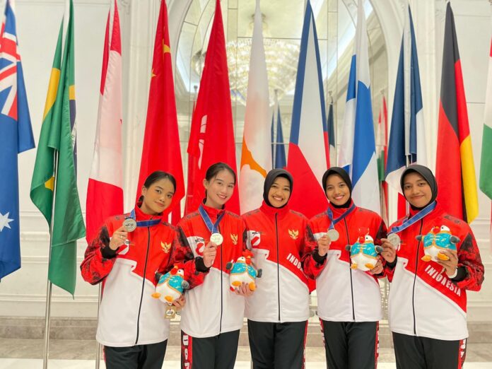 Tim Terjun Payung Polri meraih prestasi di Kejuaraan Dunia dan Asia Indoor Skydiving.