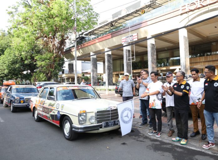 PJ Sekda Makassar melepas peserta touring Mercedez Benz Classic Club Indonesia (MCCI) Makassar untuk 