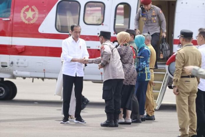 Presiden Joko Widodo dan Ibu Iriana disambut oleh Kapolres AKBP Doddy di Bandara Arung Palakka, Kabupaten Bone.