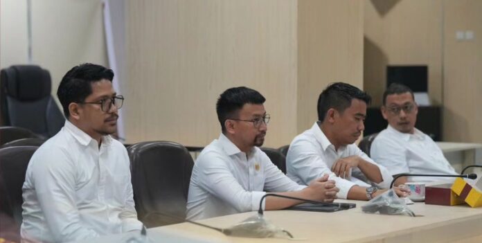 Sekretaris Bapenda Makassar menghadiri Rapat Pendapat Akhir DPRD Kota Makassar pada 3 Juli 2024.