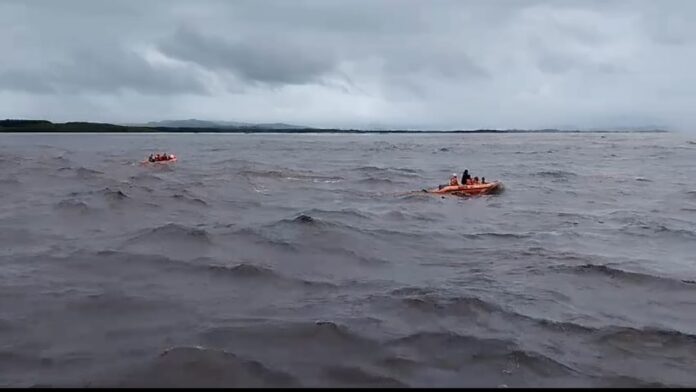 Tim Basarnas melakukan pencarian ABK terjatuh di muara Sungai Tangka.