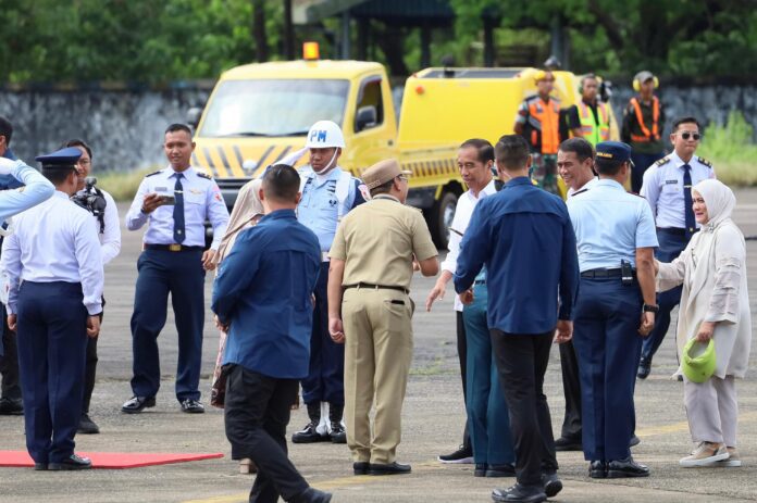 Danny Pomanto dan Ibu Negara menyambut Presiden Jokowi di Pangkalan TNI AU Sultan Hasanuddin.