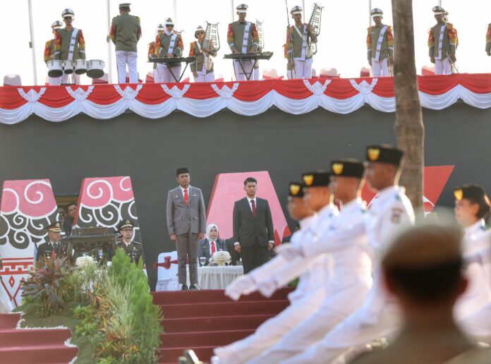 Pj Sekda Kota Makassar, Firman Hamid Pagarra, bertindak sebagai Inspektur Upacara Penurunan Bendera Merah Putih pada HUT Kemerdekaan RI ke-79 di Anjungan City Of Makassar.