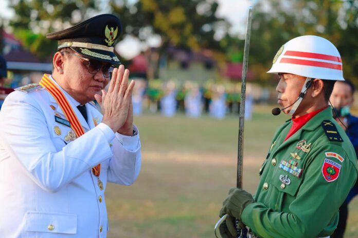 Upacara Penurunan Bendera Merah Putih di Lapangan Sumpang Binangae, Kabupaten Barru, dalam rangka HUT ke-79 RI.