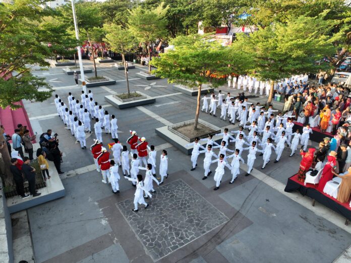 Pasukan Paskibraka Tim Cakra berhasil menurunkan Bendera Merah Putih dengan khidmat di Anjungan Pantai Losari, Sabtu sore (17/8/2024).