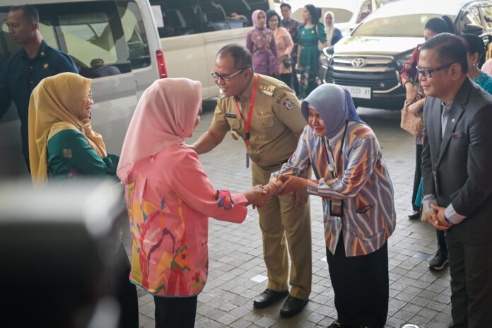 Wali Kota Makassar Danny Pomanto dan Ibu Negara Iriana Jokowi menyapa pelajar dalam acara sosialisasi anti narkoba di Makassar