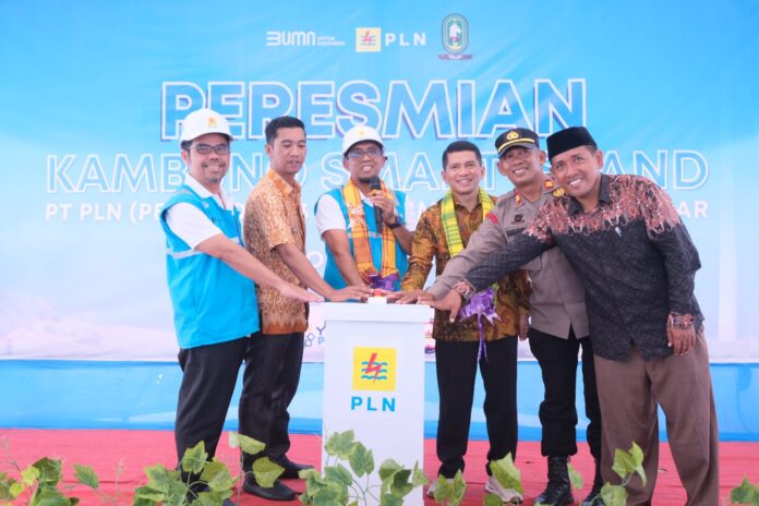 General Manager PT PLN (Persero) UID Sulselrabar, Budiono, bersama sejumlah pejabat lainnya meresmikan program Kambuno Smart Island dan Kawasan Tertib Listrik di Pulau Kambuno, Kabupaten Sinjai.