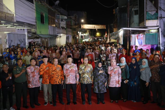 Ketua TP PKK Kota Makassar, Indira Yusuf Ismail, bersama Wali Kota Makassar, Moh. Ramdhan Pomanto, menghadiri dan memeriahkan Pesta Rakyat di Kecamatan Tamalate, Lamajang, dan Mariso.