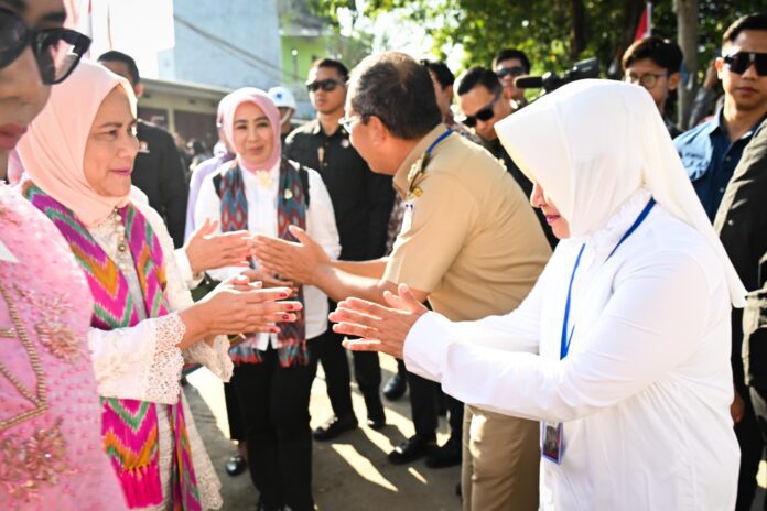 Ibu Negara Iriana Joko Widodo bersama Wali Kota Makassar, Moh Ramdhan Pomanto, dan Ketua TP PKK Kota Makassar, Indira Yusuf Ismail, meninjau pelayanan di Posyandu Asoka VIIA di Kecamatan Tamalate, Makassar, pada 23 Agustus 2024.