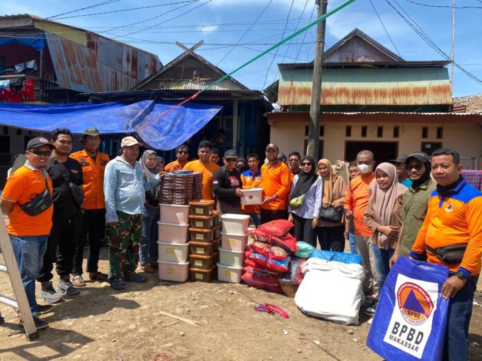 Staf BPBD Kota Makassar menyerahkan bantuan darurat kepada warga terdampak kebakaran di Kelurahan Kaluku Bodoa, Kecamatan Tallo.