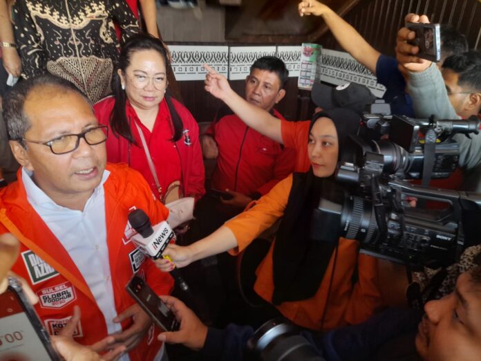 Danny Pomanto bersama tokoh masyarakat dan pengurus BPS Gereja Toraja di Rantepao, Toraja Utara, saat berdiskusi mengenai pengembangan wisata budaya yang sesuai dengan kondisi sosial-kultural setempat.