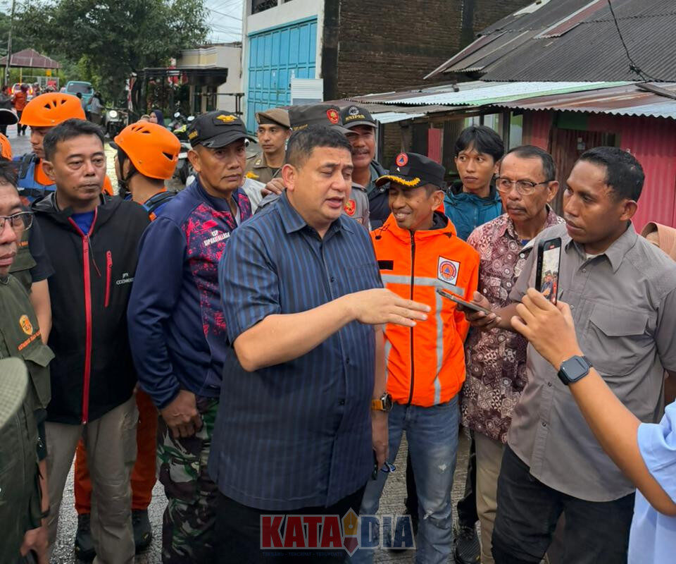 Wali Kota Makassar melakukan peninjauan langsung ke lokasi banjir di Kelurahan Katimbang, Kecamatan Biringkanaya,
